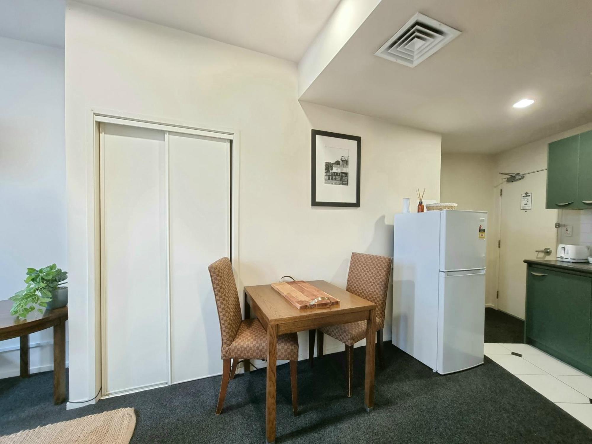 Urban Deco Apartment On Queen Street Auckland Habitación foto
