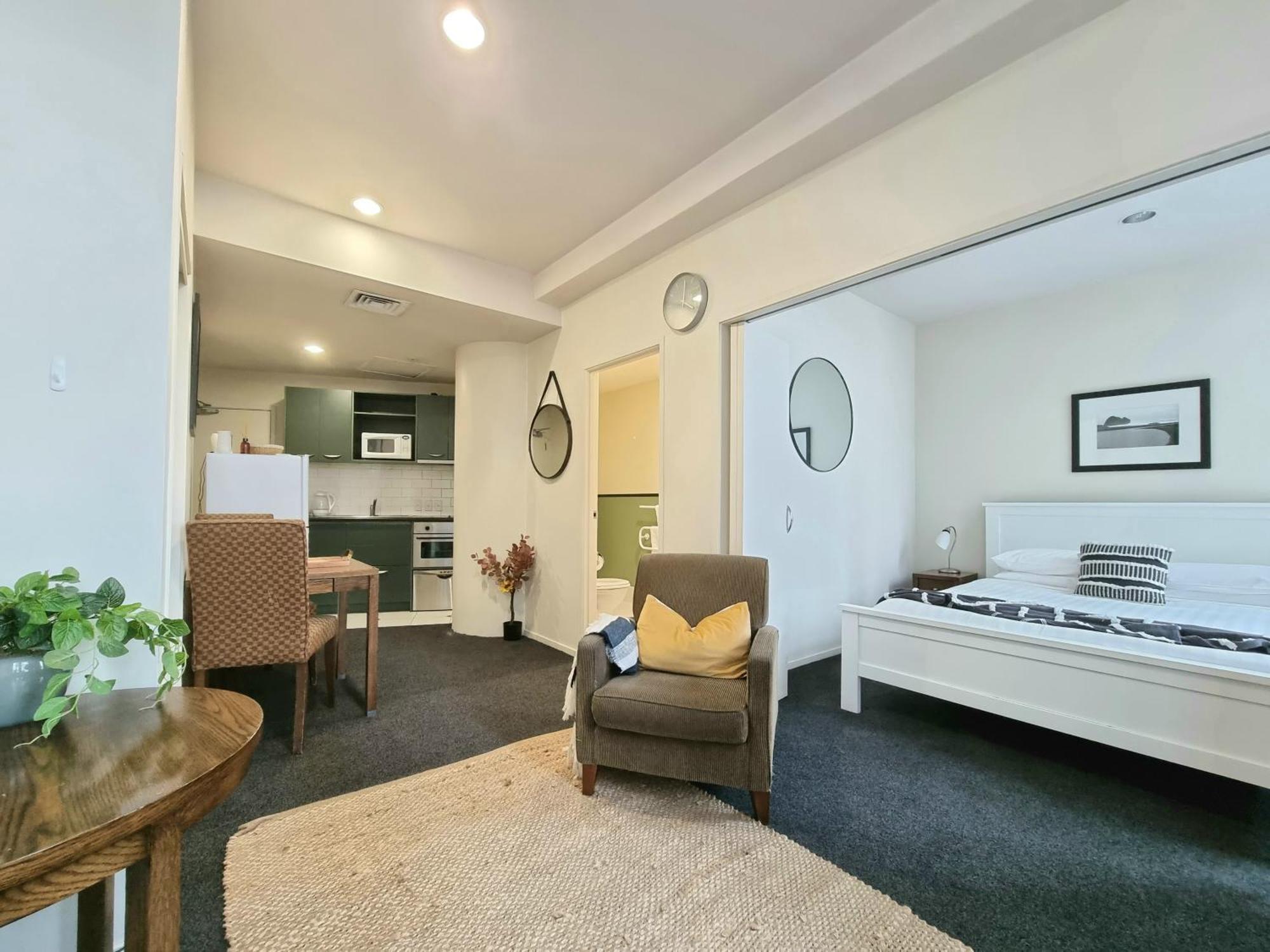 Urban Deco Apartment On Queen Street Auckland Habitación foto